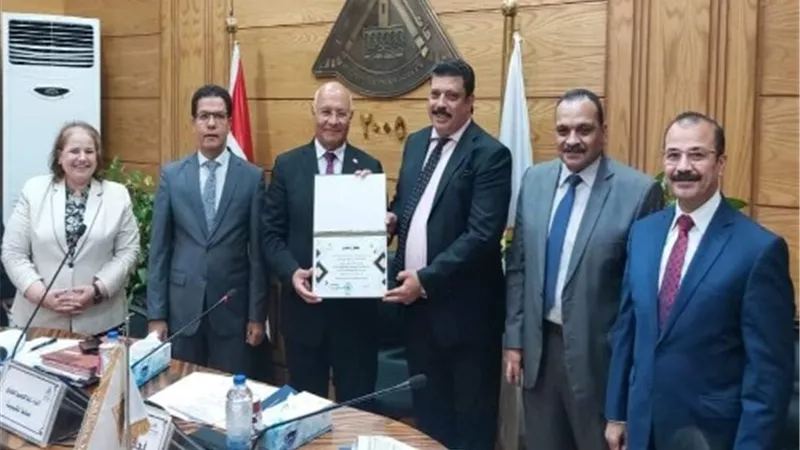 تكريم مدير عام أمانة مجالس جامعة بنها