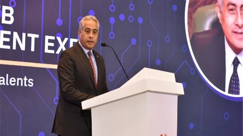 وزير العمل يفتتح ملتقى توظيف يوفر فرص عمل في 70 شركة.. صور