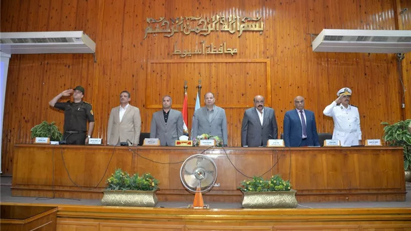 محافظ أسيوط يترأس جلسة المجلس التنفيذي ويعلن محو أمية 32ألف مواطن