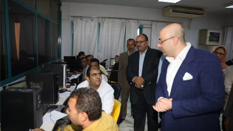 محافظ بني سويف يتابع اختبارات المتقدمين للدورات التدريبية