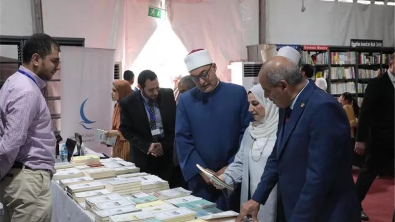 قيادات الأزهر يتفقدون جناح حكماء المسلمين بمعرض مكتبة الإسكندرية