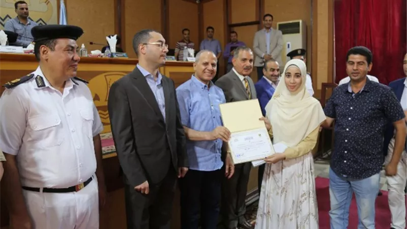 محافظ كفرالشيخ ونائبه يكرمان أوائل الشهادة الإعدادية الأزهرية