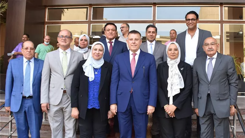 رئيس جامعة عين شمس يفتتح مشروع الـlandscape بكلية الألسن