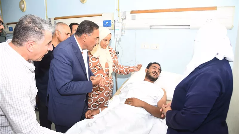 محافظ مطروح يتابع مصابي حريق احد المولات التجارية بمرسي مطروح
