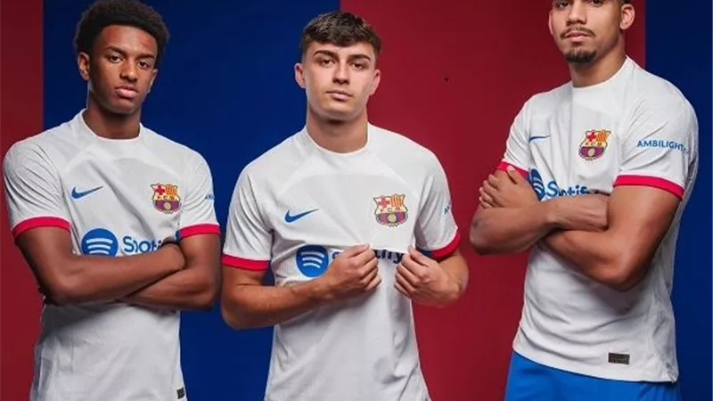 برشلونة يرتدي قميصًا أبيض بالكامل في الموسم الجديد