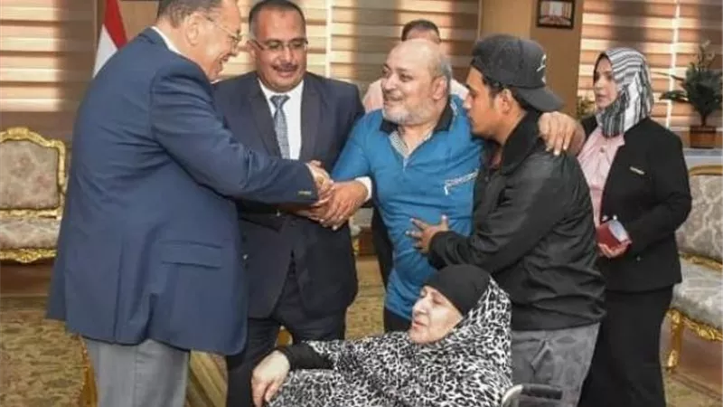 محافظ الشرقية يُسلم وحدة سكنية لسيدة بمدينة العاشر