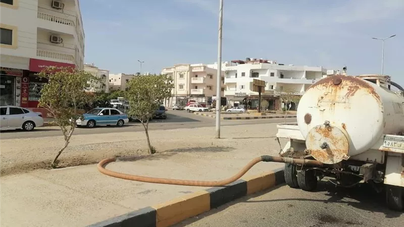 رئيس مدينة مرسى علم : استمرار اعمال رى الأشجار بشوارع المدينة