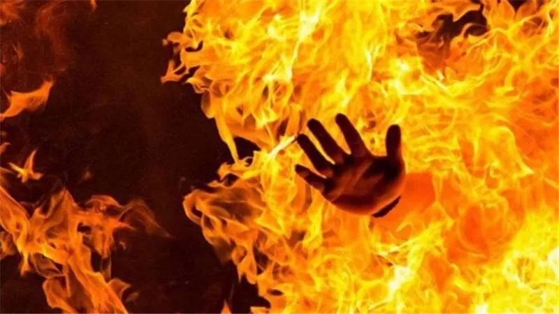 إخماد حريق سطح عقار بوسط البلد دون إصابات