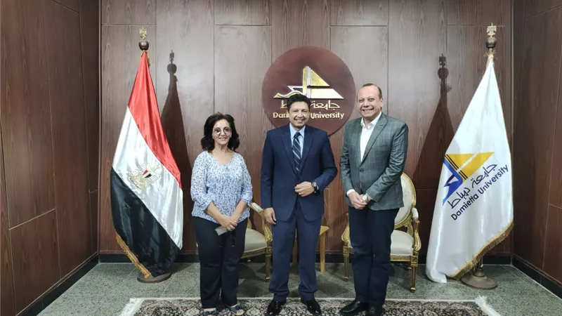 رئيس جامعة دمياط يستقبل وفد الجامعة الأمريكية