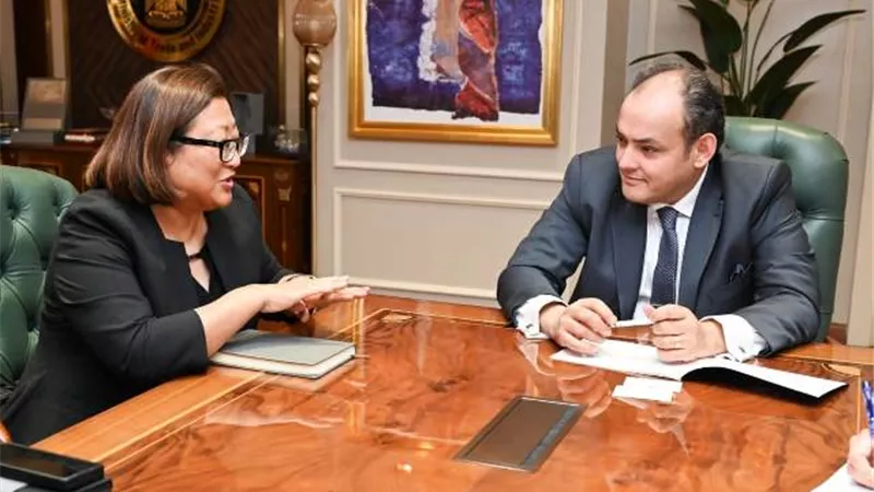 وزيرالتجارةيبحث مع مسئولي جنرال موتورز خططهاللتوسع بالسوق المصري