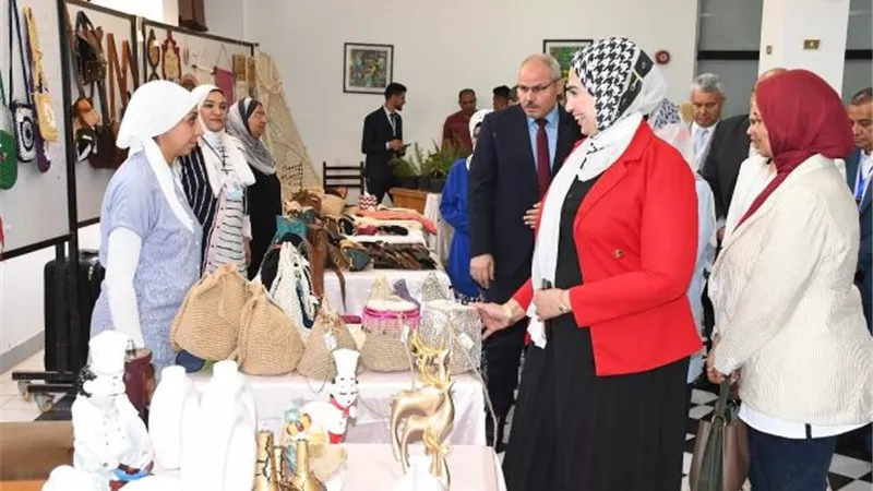 رئيس جامعة القناة يشيد بمعرض الحرف اليدوية بكلية طب بيطرى