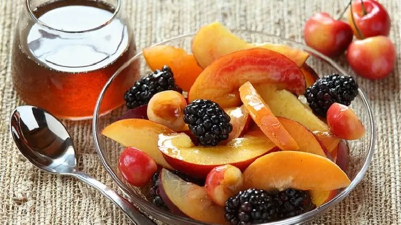 طبيب: العسل والفواكه من الحلويات الصحية الأكثر فائدة