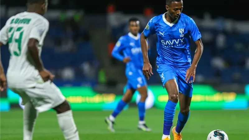 شاهد بالفيديو.. محمد نشنوش يحرم الهلال من الهدف الأول