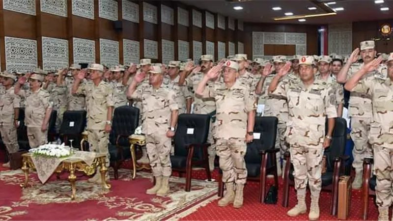 الفريق أول محمد زكى القائد العام للقوات المسلحة يلتقى عدداً من مقاتلى المنطقة الغربية العسكرية
