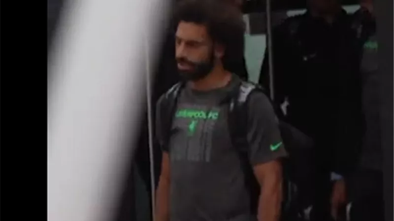 شاهد بالفيديو..محمد صلاح على رأس بعثة ليفربول المتجهة لـ سنغافورة