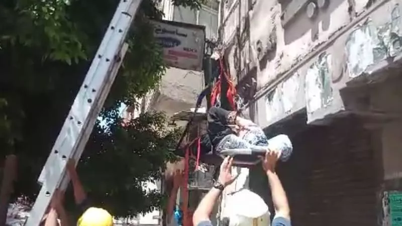 انقاذ ربه منزل ونجلتها من الموت تحت انقاض عقار بالإسكندرية