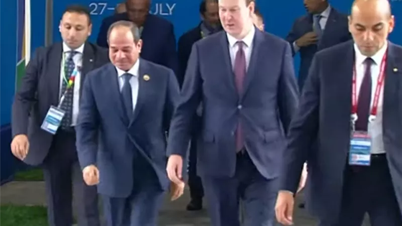 الرئيس يصل مقر انعقاد القمة الإفريقية الروسية بمدينة سان بطرسبرج
