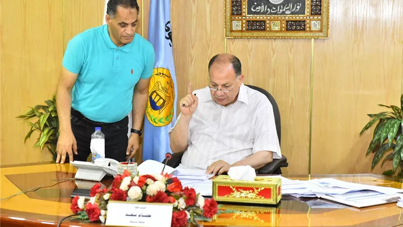 محافظ أسيوط يوافق على 453 طلب انتداب وإعارة و493 أجازة