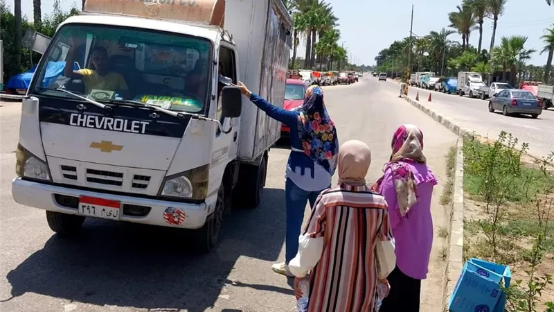بالمياه المثلجة.. تنشيط السياحة تستقبل زائرى رأس البر