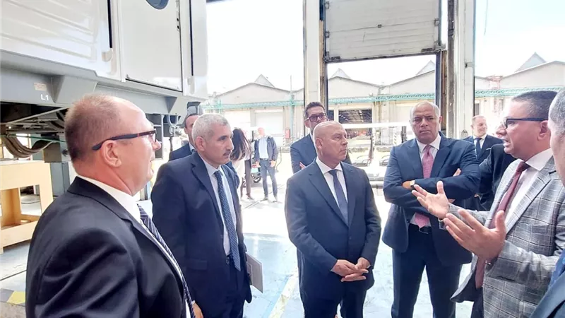 وزير النقل يبحث توطين صناعة عربات السكك الحديدية في مصر