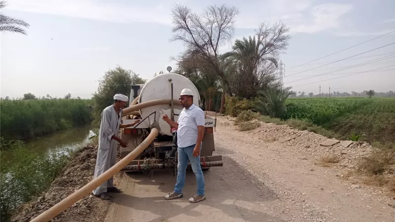 سيارات لرش المياه لتخفيف درجات الحرارة بشوارع دشنا في قنا