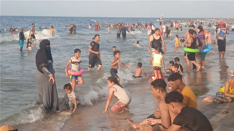 زحام شديد بمصيف بلطيم وإقبال غير مسبوق وتوفير كافة الخدمات