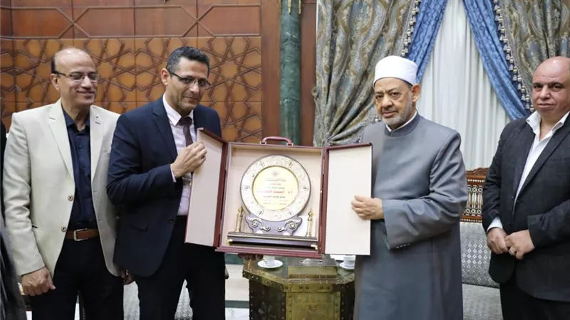 شيخ الأزهر يستقبل نقيب الصحفيين ويبحثان سُبُل تعزيز التعاون