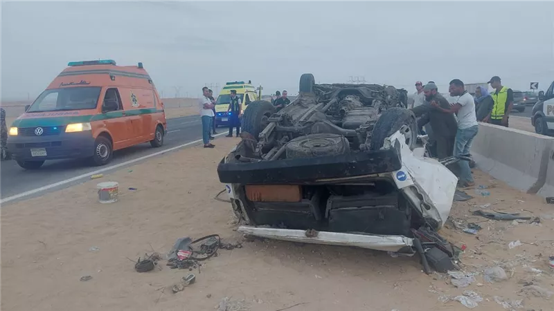 مصرع ٢ وإصابة ١٢ آخرين في انقلاب ميكروباص أمام مقابر السويس