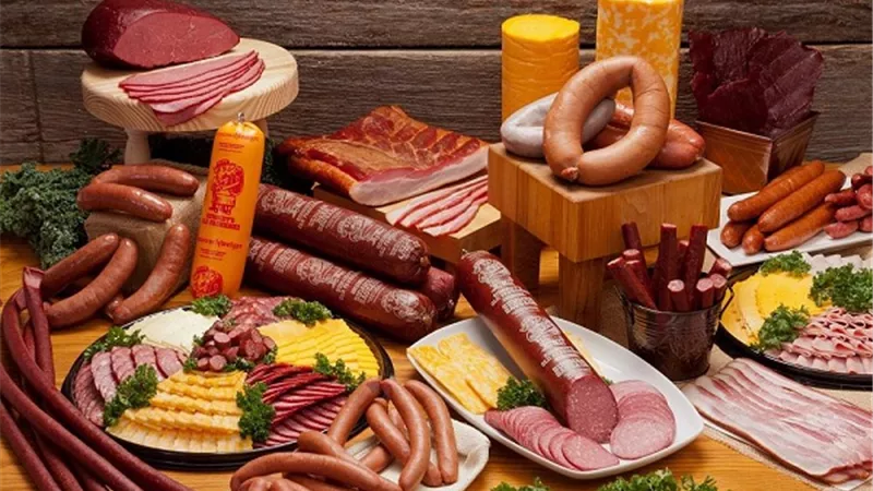 خبير تغذية يكشف عن أكثر أنواع الطعام ضررا على الصحة