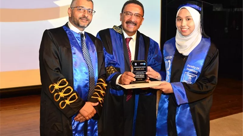كلية طب الأسنان جامعة الإسكندرية تحتفل بتخريج ٨٨٠ طالب مصري ووافد