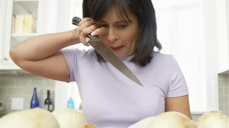4 نصائح للتخلص من الدموع اثناء تقطيع البصل