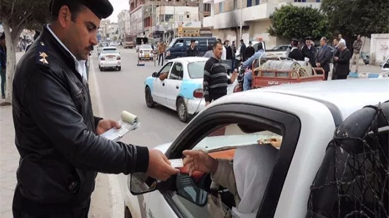 مخالفة تستوجب سحب الرخصة منها وجود ركاب باب السيارة والكبوت