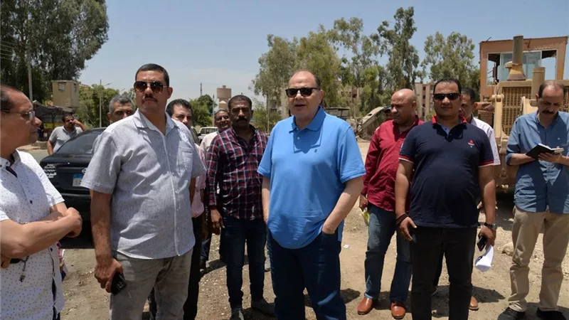 محافظ أسيوط يتفقد أعمال رصف الطريق الزراعي 
