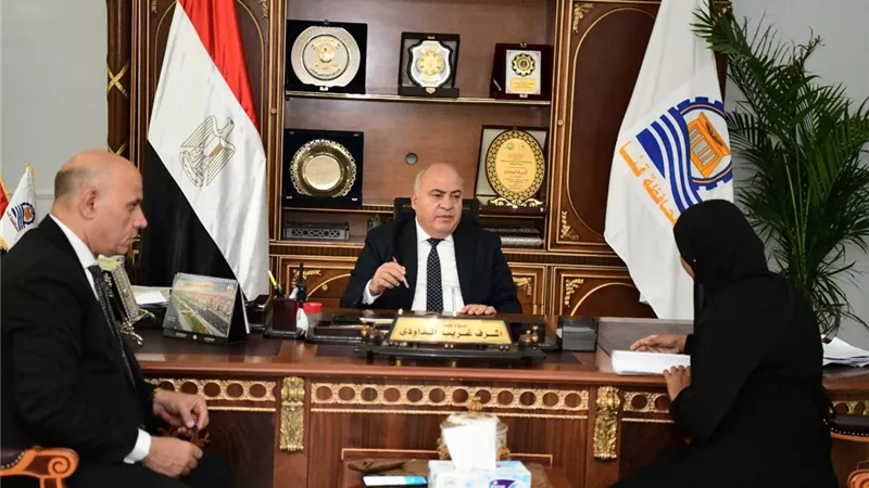 محافظ قنا والسكرتير المساعد يستقبلان ٣٩ مواطنا لبحث شكاواهم