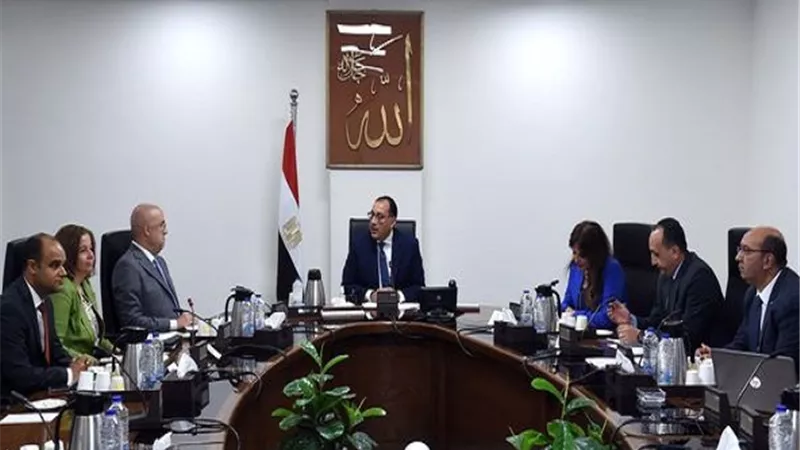 رئيس الوزراء يتابع إجراءات توفير الدعم لـ 