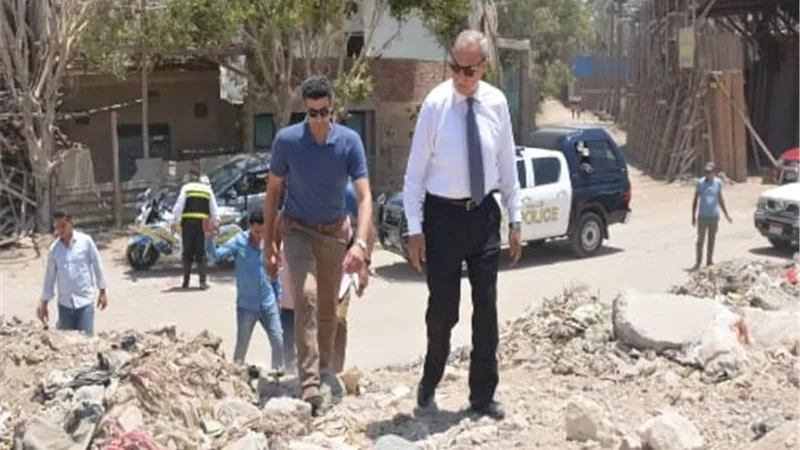 الهجان يتابع حل مشكلة طفح مياه الصرف بمصرف البركة بـ 