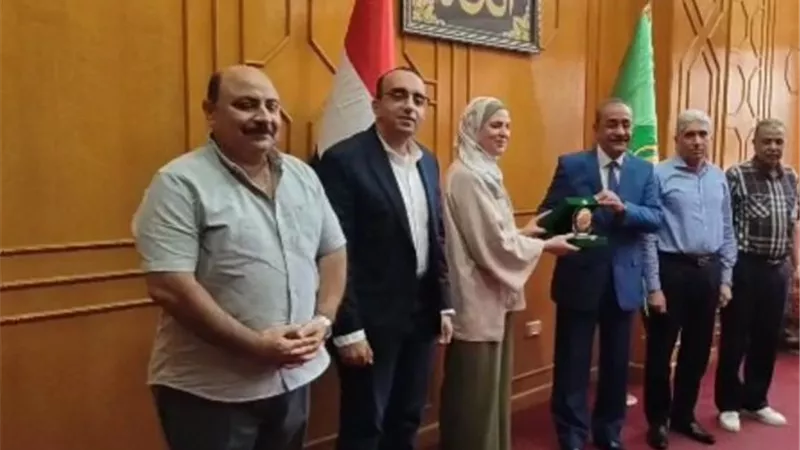 محافظ الإسماعيلية يكرم مديرة التضامن الإجتماعي السابق