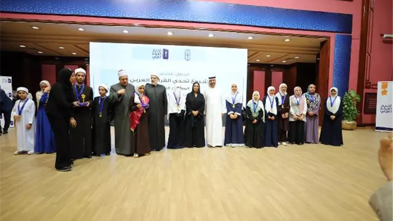 وكيل الأزهروسفيرة الإمارات ومديرمؤسسة محمد بن راشد يكرمون الفائز