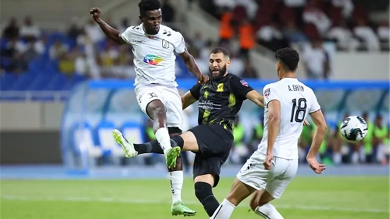 عقب الفوز علي الصفاقسي..بنزيما يتساوي مع نجم الزمالك فى الأهداف
