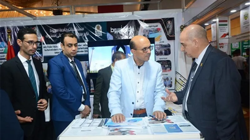 رئيس جامعة أسيوط يتفقد جناح الجامعة في ملتقى ومعرض التعليم العالي
