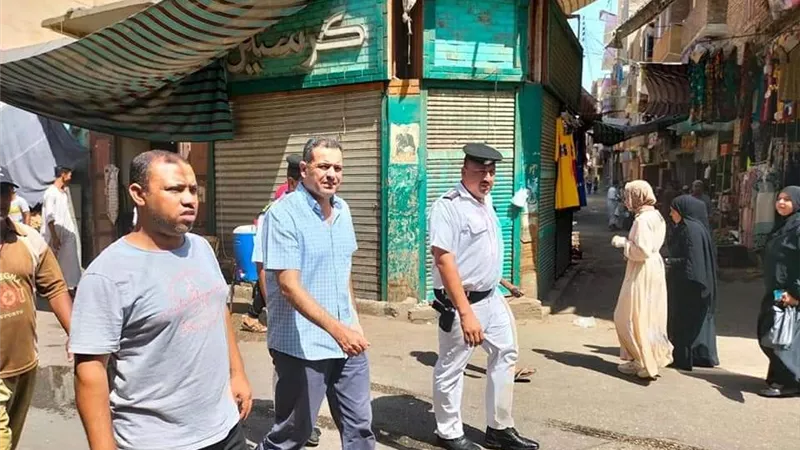٧٢ محضر وإزالة إدارية فى محملة مرافق بشارع الصنايع القديم بالأقصر