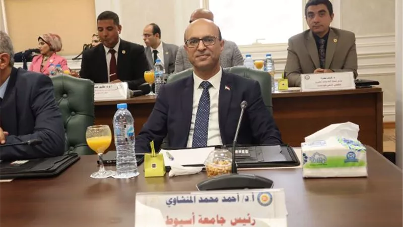 رئيس جامعة أسيوط يشارك باجتماع المجلس الأعلى للجامعات بمطروح