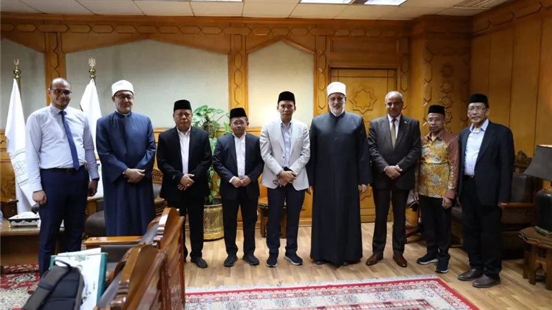 الضويني يستقبل رئيس فرع المنظمة العالمية لخريجي الأزهر بإندونيسيا