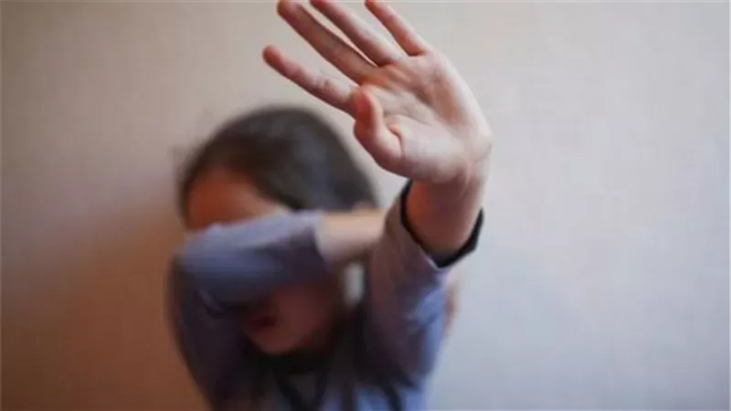 أم بلا قلب.. تتعدى على صغارها بوضع الشطة والليمون في أماكن حساسة
