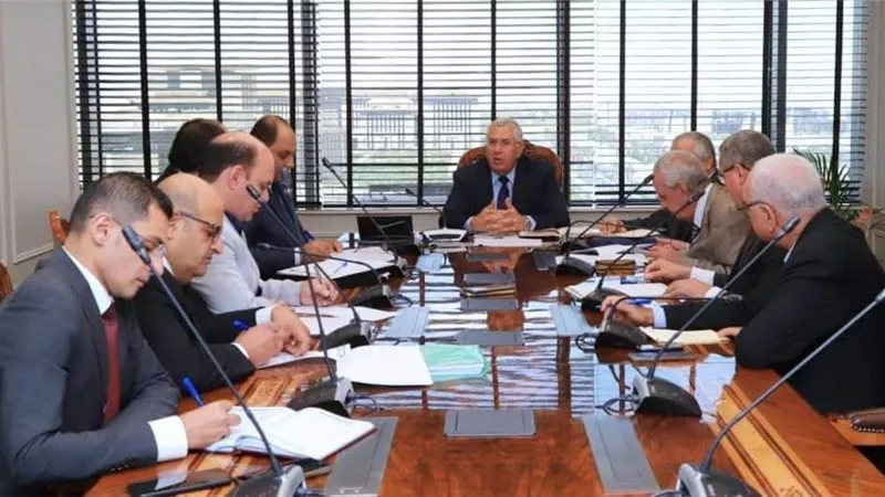 وزير الزراعة يبحث دعم صغار المزارعين وحلول تفتت الحيازات