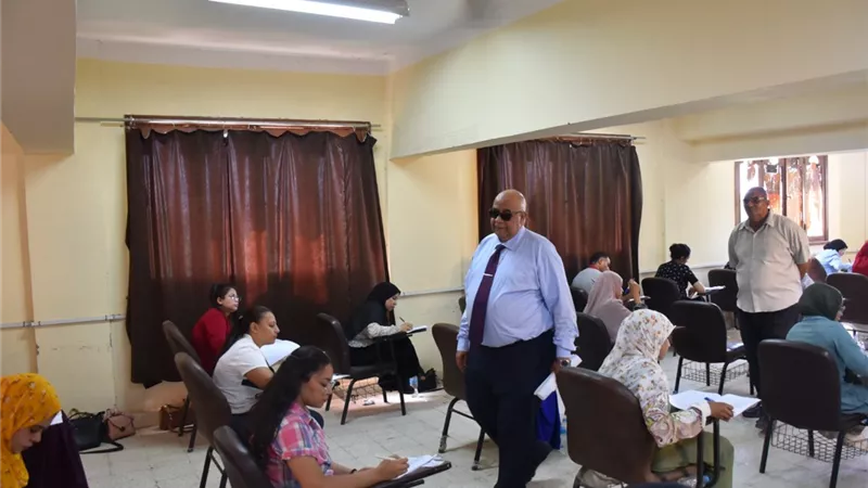 رئيس جامعة الأقصر يتفقد سير امتحانات الدبلوم التربوى بكلية الآثار