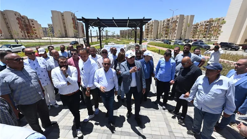 وزير الإسكان يتابع سير العمل في أكتوبر الجديدة