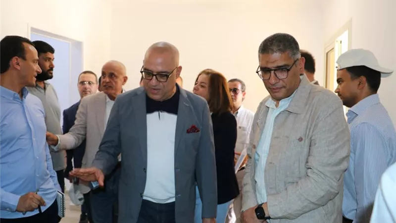 وزير الإسكان يتفقد مشروع 