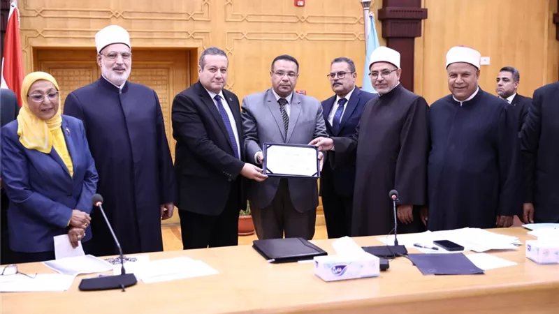 مجلس جامعة الأزهر يسلم شهادات اعتماد الجودة لعددمن كليات الجامعة