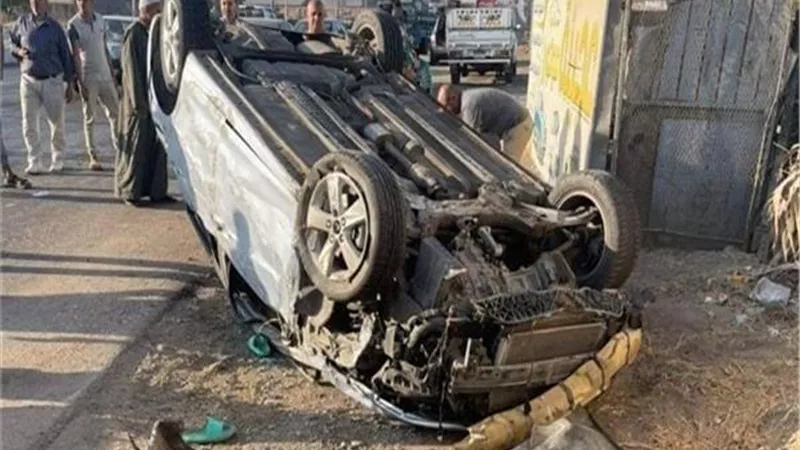 إصابة 2 في انقلاب سيارة اصطدمت بالرصيف بالشرقية